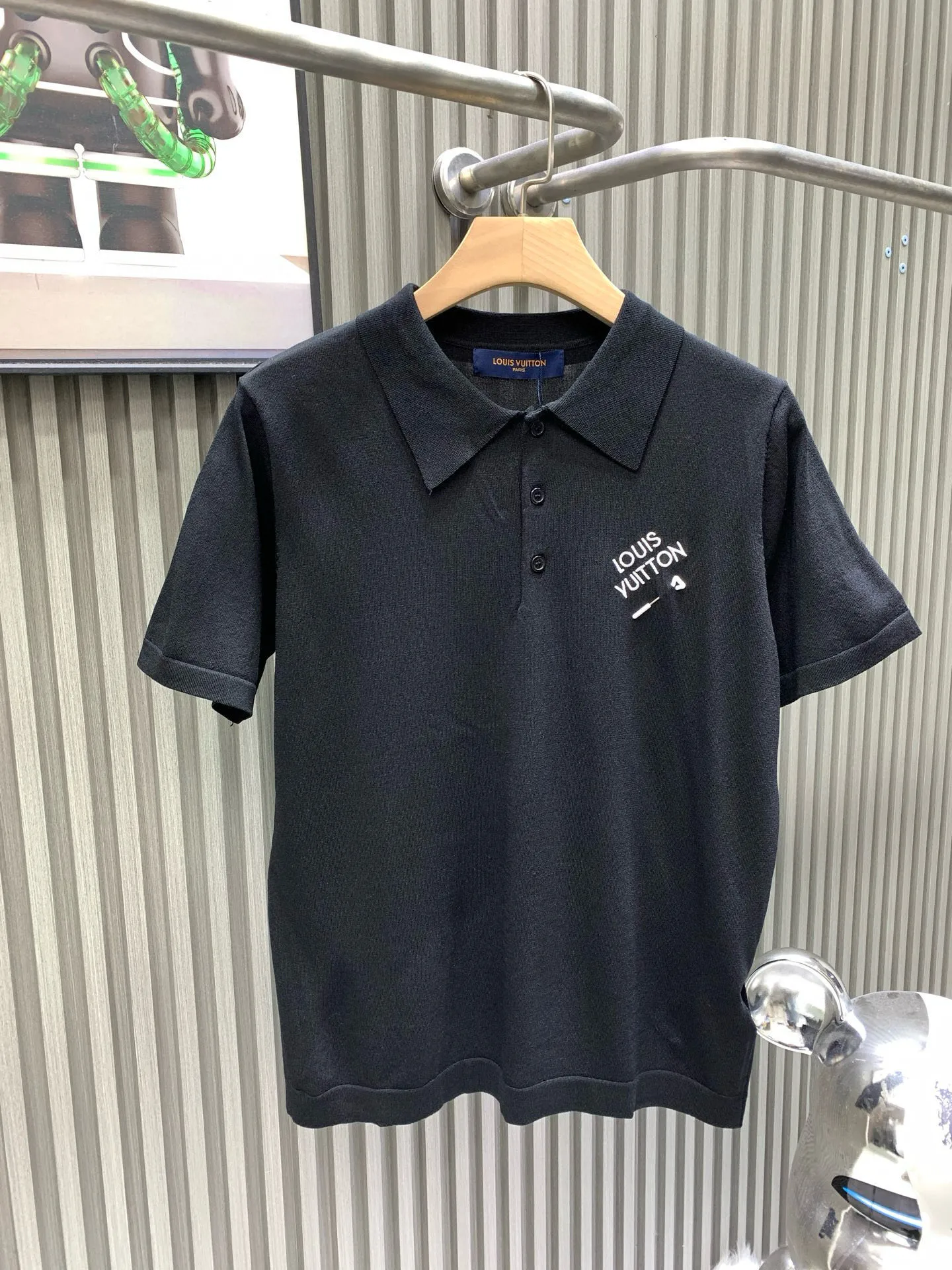 🅿️270 🀄️ louisvuitton Louis Vuitton lv2025ss new embroidered logo couple casual polo shirt short-sleeved T-shirt. The counter restores the top replica. The style is very good for business commuting. Classic polo lapel design. Classic LV letter slogan on the chest. Pin embroidery design highlights personality and makes the entire line smoother. The most classic evergreen small label design. Exquisite embroidered logo design on the chest. Pure cotton texture, skin-friendly and comfortable. Suitable for both business and leisure. Pique cotton fabric is more breathable and drier than ordinary knitted fabric. 3D three-dimensional tailoring technology. The upper body has a three-dimensional shape. The embroidery on the chest is full of details. Thousand needle embroidery is three-dimensional and full. Made of 300 grams of cotton pique cotton fabric. Customized buttons. Top quality products.